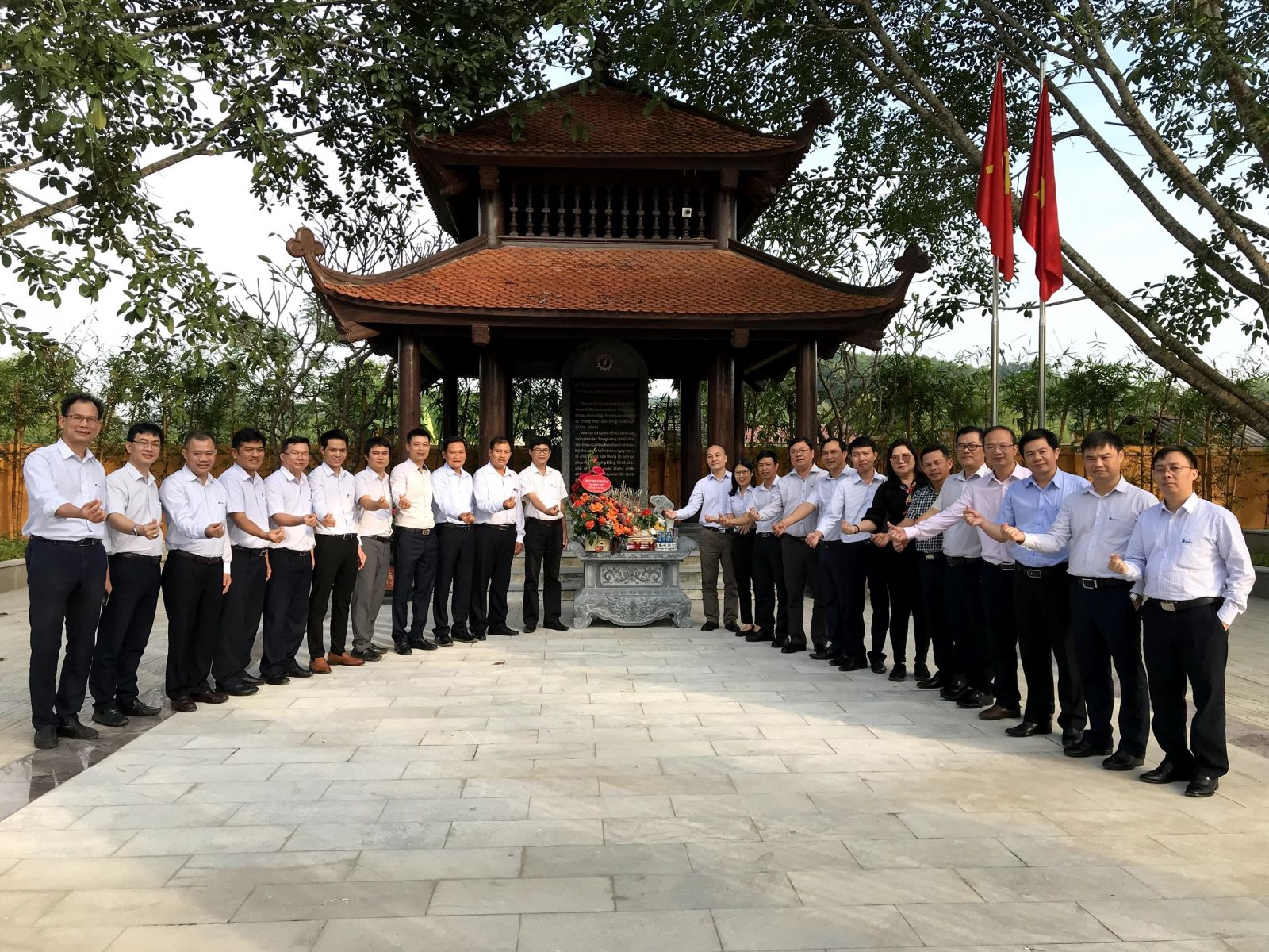 Đ/c Pờ Thị Hiền - GĐ VNPT Lai Châu cùng Đ/c Vương Sỹ Chung trao Quyết định và hoa cho các cá nhân được bổ  nhiệm